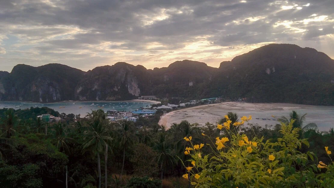 Tramonto dal punto panoramico dell'isola Koh Phi Phi