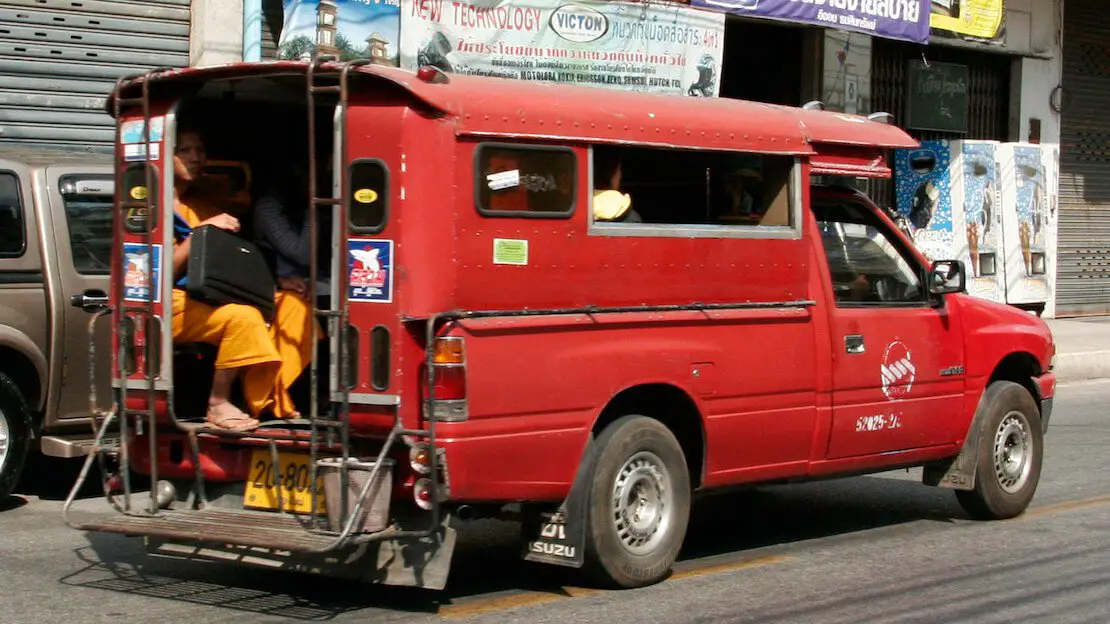 Un songthaew usato per il trasporto cittadino