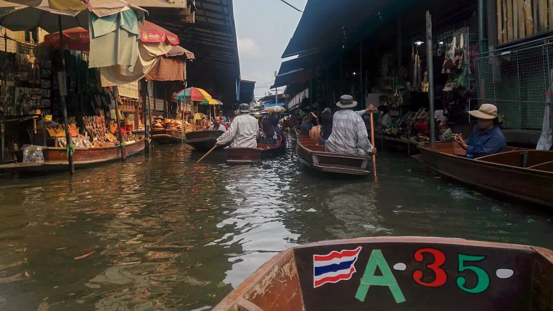 Il mercato galleggiante vicino a Bangkok