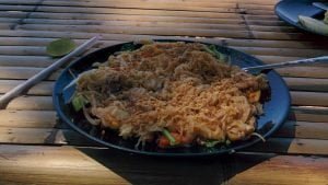 Un piatto di Pad Thai in riva al MAre