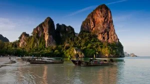 Alba alla spiaggia Railay vicino a Krabi